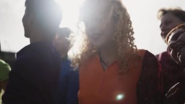 Mutlu genç çeşitli arkadaşlar açık havada dans ederken eğleniyorlar - gençlik kuşağı konsepti 