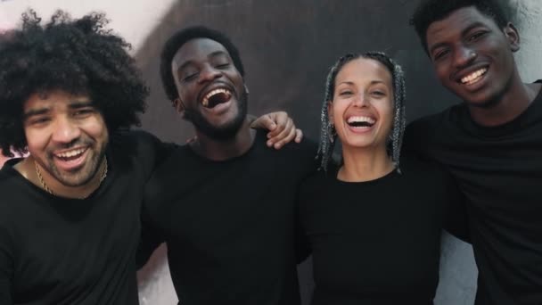 Çok Irklı Insanlardan Oluşan Mutlu Bir Grup Dışarıda Kameralara Gülüp — Stok video