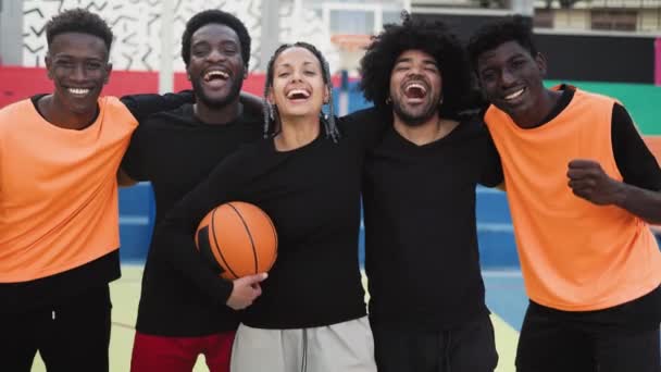 バスケットボールのアウトドアを楽しんでいる多人種の人々の幸せなグループ 都市スポーツライフスタイルの概念 — ストック動画