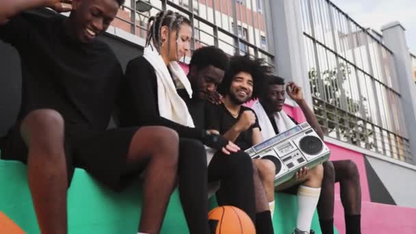 Молодые Афроамериканцы Веселятся Слушая Музыку Винтажным Бумбоксом Открытом Воздухе Городской — стоковое видео
