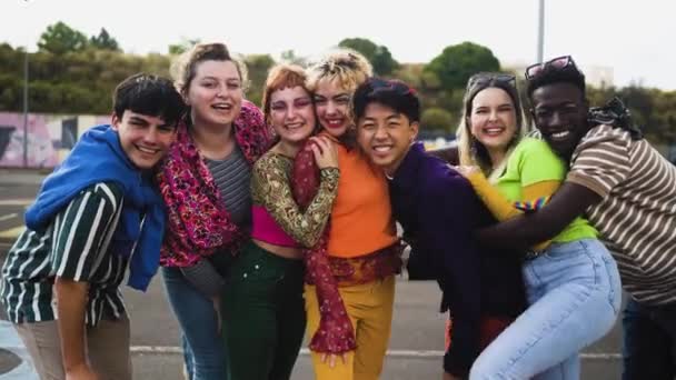 Mutlu Genç Çeşitli Arkadaşlar Birlikte Takılıp Eğleniyorlar Gençlik Kuşağı Konsepti — Stok video