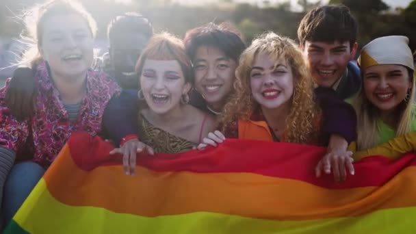 Разнообразные Молодые Друзья Празднуют Гей Прайд Фестиваль Концепция Сообщества Лгбтк — стоковое видео