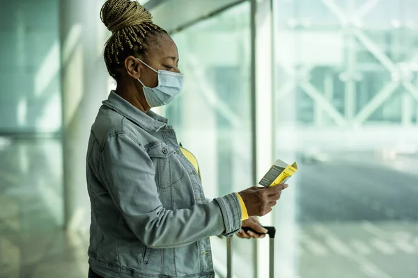 Afrikai Vezető Repülőtér Terminál Poggyász Visel Arc Maszkot Koronavírus Világjárvány — Stock Fotó