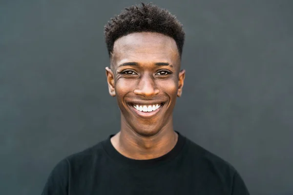 Anak Muda Afrika Yang Bahagia Tersenyum Depan Kamera — Stok Foto