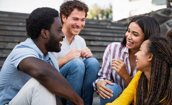 Jóvenes Amigos Multirraciales Divirtiéndose Juntos Concepto Amistad Diversidad — Foto de Stock