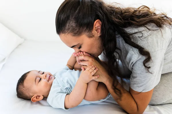 Ibu Yang Bahagia Bersenang Senang Dengan Bayi Kecilnya Tempat Tidur — Stok Foto