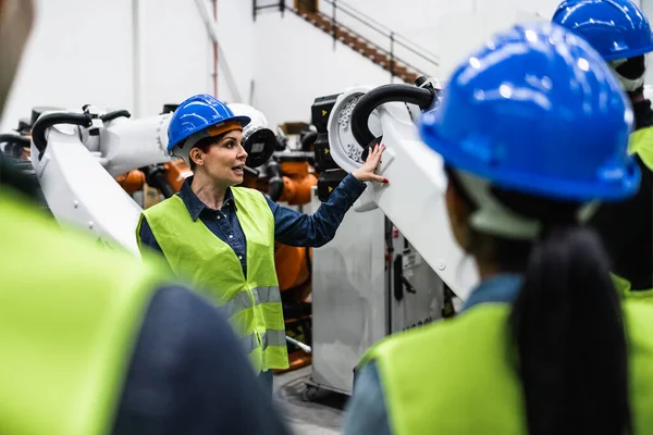 Robot Fabrikasında Çalışan Mühendisler Ekibi Teknoloji Endüstrisi Konsepti — Stok fotoğraf