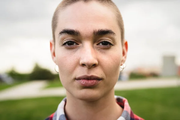 Shaved Head Girl Looking Camera Portrait – stockfoto