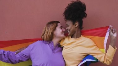 Mutlu eşcinsel çift dışarıda romantik anlar yaşarken gururu kutluyor - Lgbt ve aşk kavramı