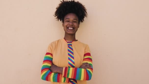 Χαρούμενη Αφρικανή Ομοφυλόφιλη Που Γιορτάζει Την Υπερηφάνεια Λοατ Έννοια — Αρχείο Βίντεο