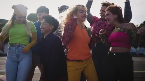 Felices Jóvenes Amigos Diversos Que Divierten Bailando Juntos Aire Libre — Vídeo de stock
