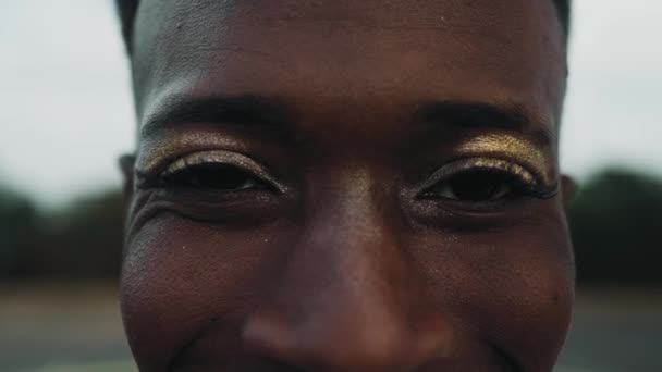 Κοντινά Μάτια Αφρικανού Γκέι Χαμογελάει Μπροστά Στην Κάμερα — Αρχείο Βίντεο