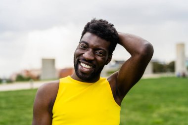 Mutlu Afrikalı eşcinsel adam gurur festivalini kutluyor - LGBTQ topluluk konsepti