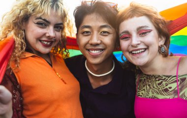 Mutlu eşcinsel arkadaşlar, LGBT ve gençlerin yaşam tarzı konsepti sırasında birlikte eğleniyorlar.