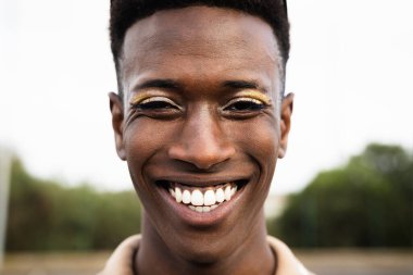 Kameranın önünde gülümseyen mutlu Afrikalı gay adam