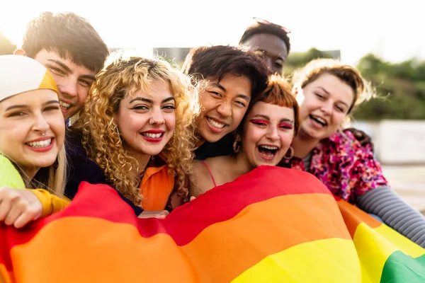 Diverse Teman Teman Muda Merayakan Festival Kebanggaan Gay Konsep Komunitas — Stok Foto