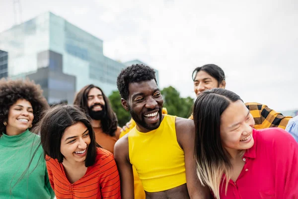 Pemuda Multirasial Teman Bersenang Senang Bersama Sama Kota Persahabatan Dan — Stok Foto
