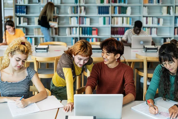 Jovens Estudantes Universitários Usando Laptop Estudando Com Livros Biblioteca Conceito — Fotografia de Stock