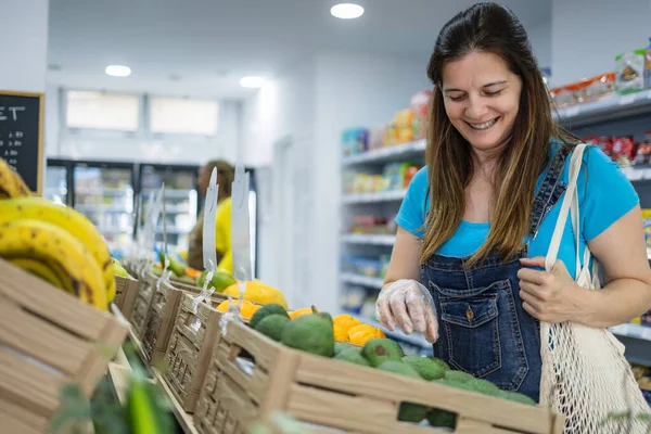 Wanita Bahagia Membeli Buah Buahan Segar Dalam Supermarket — Stok Foto