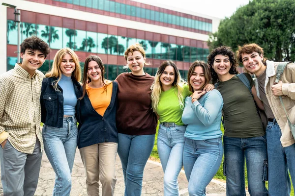 Šťastná Skupina Teenagerů Baví Mimo Univerzitu Mladí Studenti Lidé Životní — Stock fotografie