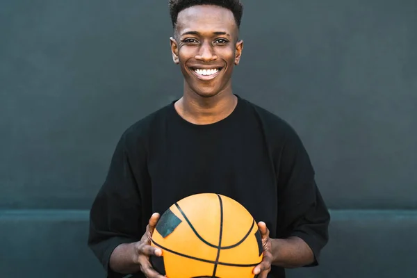 Happy Young African Man Playing Basketball Outdoor Konsep Gaya Hidup — Stok Foto