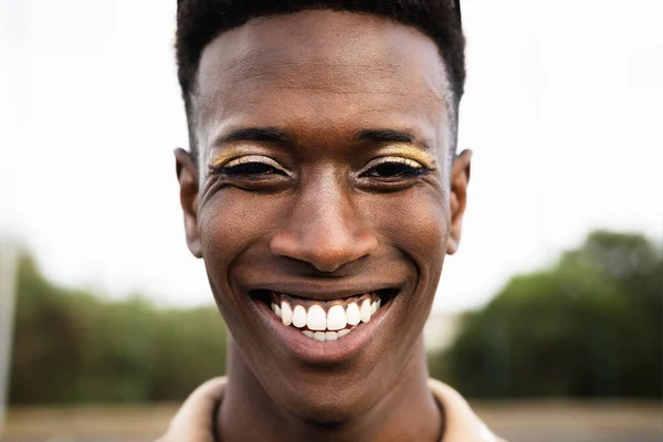 Happy African Gay Man Tersenyum Depan Kamera — Stok Foto