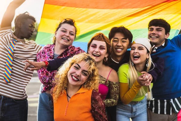 快乐多样的年轻朋友庆祝同志骄傲节 Lgbtq社区概念 — 图库照片