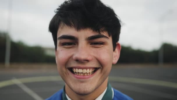 Retrato Adolescente Feliz Sonriendo Delante Cámara — Vídeo de stock