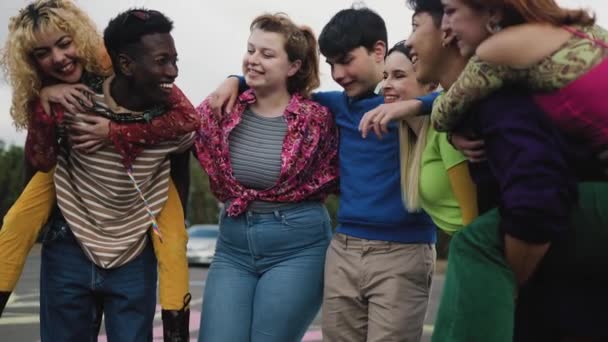 Mutlu Genç Çeşitli Arkadaşlar Birlikte Takılıp Eğleniyorlar Gençlik Kuşağı Konsepti — Stok video