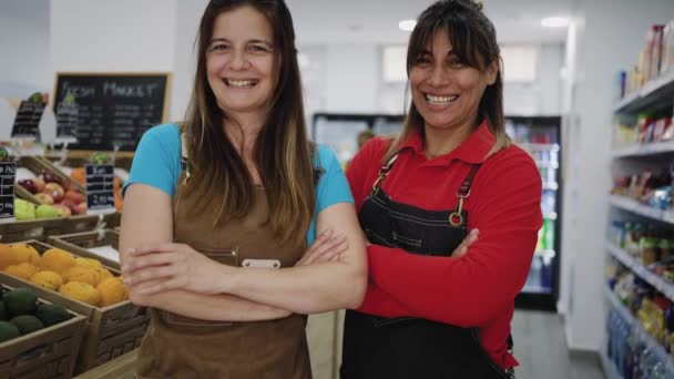 Mujeres Felices Trabajando Dentro Del Supermercado — Vídeo de stock