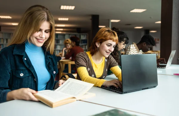 Jeunes Étudiants Universitaires Utilisant Ordinateur Portable Livre Lecture Bibliothèque Concept — Photo