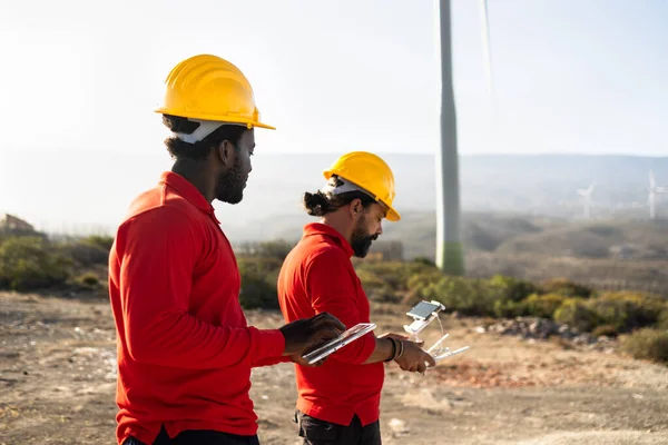 Ingegneri Droni Che Lavorano Eolic Farm Concetto Ingegneria Aerea — Foto Stock