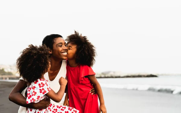 Família Africana Feliz Divertindo Praia Durante Férias Verão — Fotografia de Stock