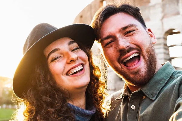 Pasangan Muda Yang Bahagia Melakukan Selfie Depan Koloseum Roma Selama — Stok Foto