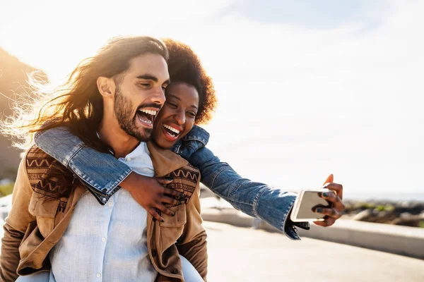 Casal Multirracial Feliz Divertindo Tirando Selfie Com Smartphone Móvel Durante — Fotografia de Stock