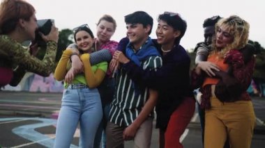 Genç ve çeşitli arkadaşlar eski model video kameralarla eğleniyor. Gençler yeni nesil konsepti.