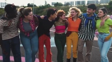 Mutlu, genç, çeşitli arkadaşlar birlikte takılıp eğleniyorlar - gençlik kuşağı konsepti