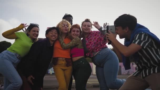 Genç Çeşitli Arkadaşlar Eski Model Video Kameralarla Eğleniyor Gençler Yeni — Stok video