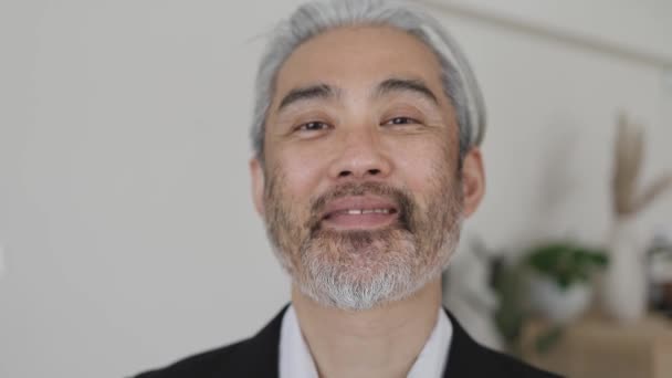 Щасливий Азіатський Бізнесмен Який Посміхається Камері — стокове відео