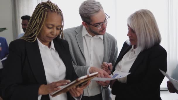 Multiracial Affärsfolk Som Arbetar Tillsammans Moderna Kontor Entreprenörskap Koncept — Stockvideo