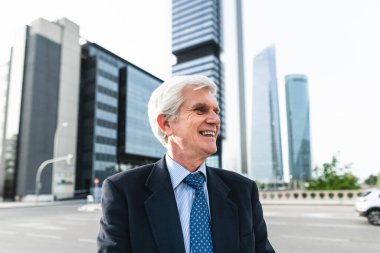 Girişim ofisi dışında başarılı bir kıdemli adam.