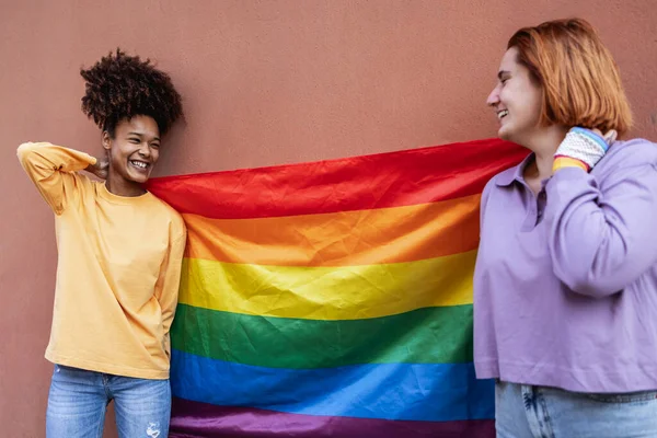 Pasangan Gay Yang Bahagia Merayakan Kebanggaan Memegang Bendera Pelangi Luar — Stok Foto