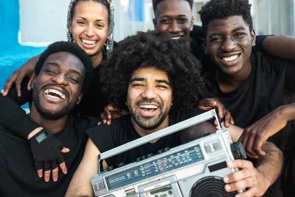 Grupo Feliz Pessoas Multirraciais Divertindo Ouvindo Música Com Boombox Vintage — Fotografia de Stock