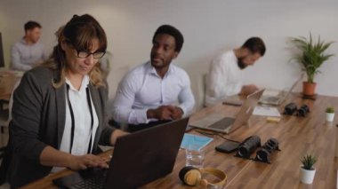 Modern ofis içinde stratejik planlama yapan farklı insanlardan oluşan iş ekibi - girişimcilik kavramı