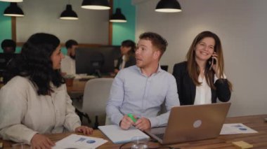 Yaratıcılık alanında birlikte çalışan iş ekibi