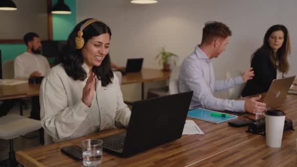 Szczęśliwa Młoda Kobieta Robi Online Wideokonferencji Laptopie Wewnątrz Nowoczesny Coworking — Wideo stockowe