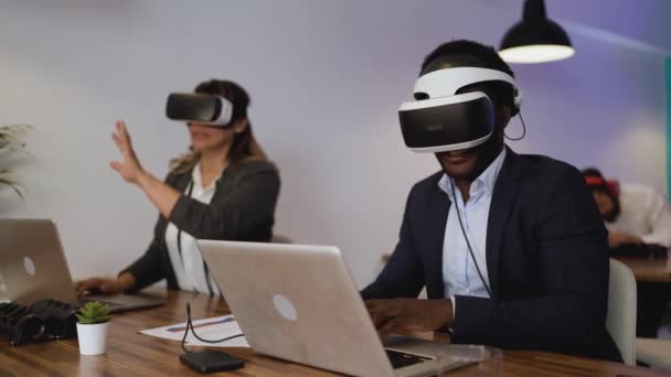 Gente Negocios Que Trabaja Con Gafas Futuristas Realidad Virtual Espacio — Vídeos de Stock