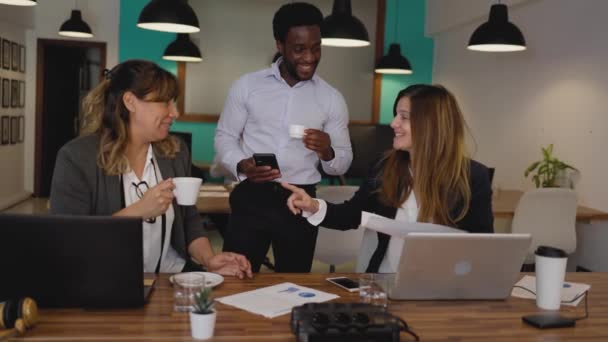 Multiracial Business Team Dricker Kopp Kaffe Working Kreativa Utrymme — Stockvideo