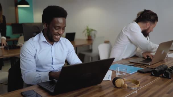 Glad Ung Afrikansk Man Som Arbetar Inne Moderna Kontor Entreprenörskap — Stockvideo