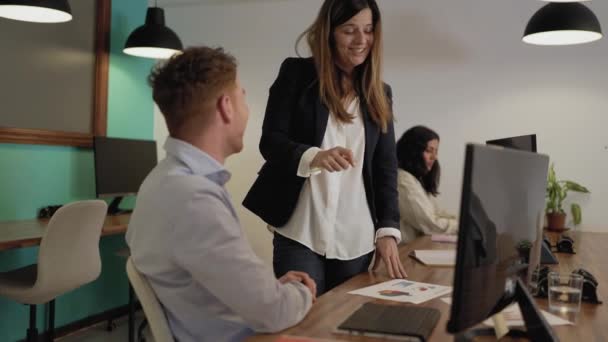 Empresários Que Trabalham Conjunto Espaço Criativo Trabalho — Vídeo de Stock